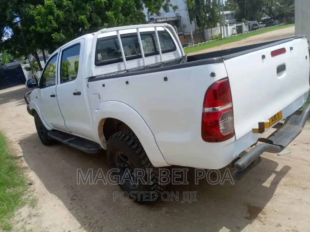 Toyota Hilux 2002 White
