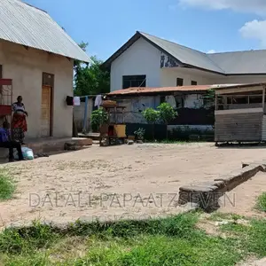 Eneo Lenye Ukubwa Wa SQMT 400 Linauzwa Lipo Tegeta Namanga