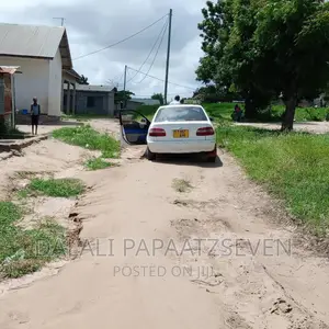Eneo Lenye Ukubwa Wa SQMT 400 Linauzwa Lipo Tegeta Namanga