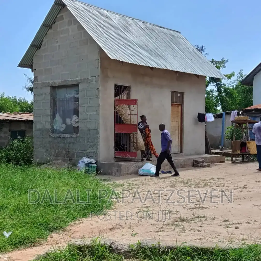 Eneo Lenye Ukubwa Wa SQMT 400 Linauzwa Lipo Tegeta Namanga