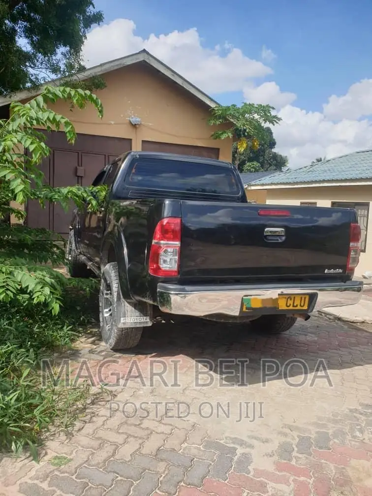 Toyota Hilux 2004 Black