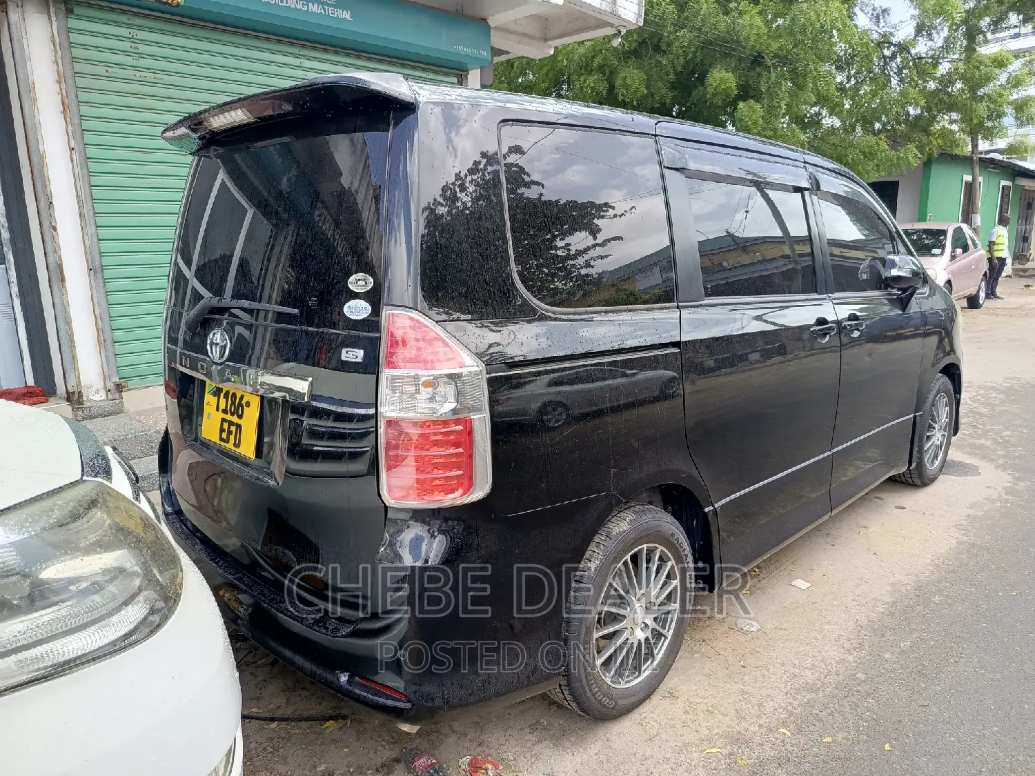 Toyota Noah 2.0 143hp AWD (7 Seater) 2009 Black