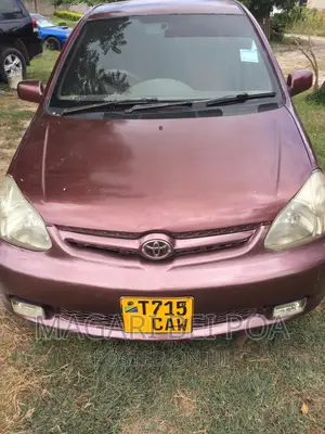 Toyota Platz 2000 Red