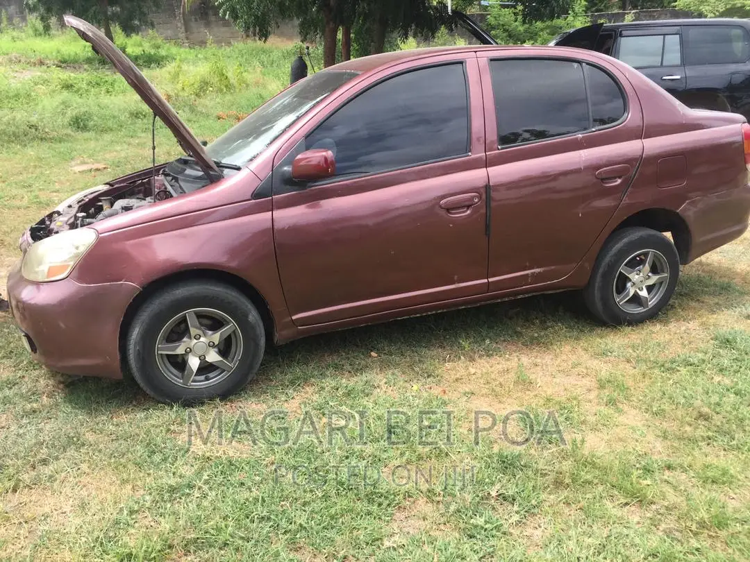 Toyota Platz 2000 Red