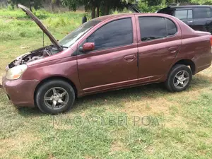 Toyota Platz 2000 Red