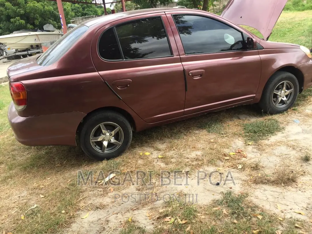 Toyota Platz 2000 Red