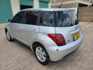 Toyota IST 2003 Silver
