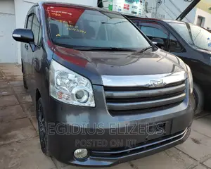 Toyota Noah 2005 Gray
