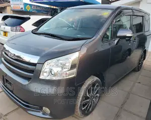 Toyota Noah 2005 Gray