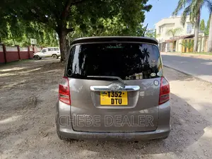 Toyota Ractis 2009 Beige