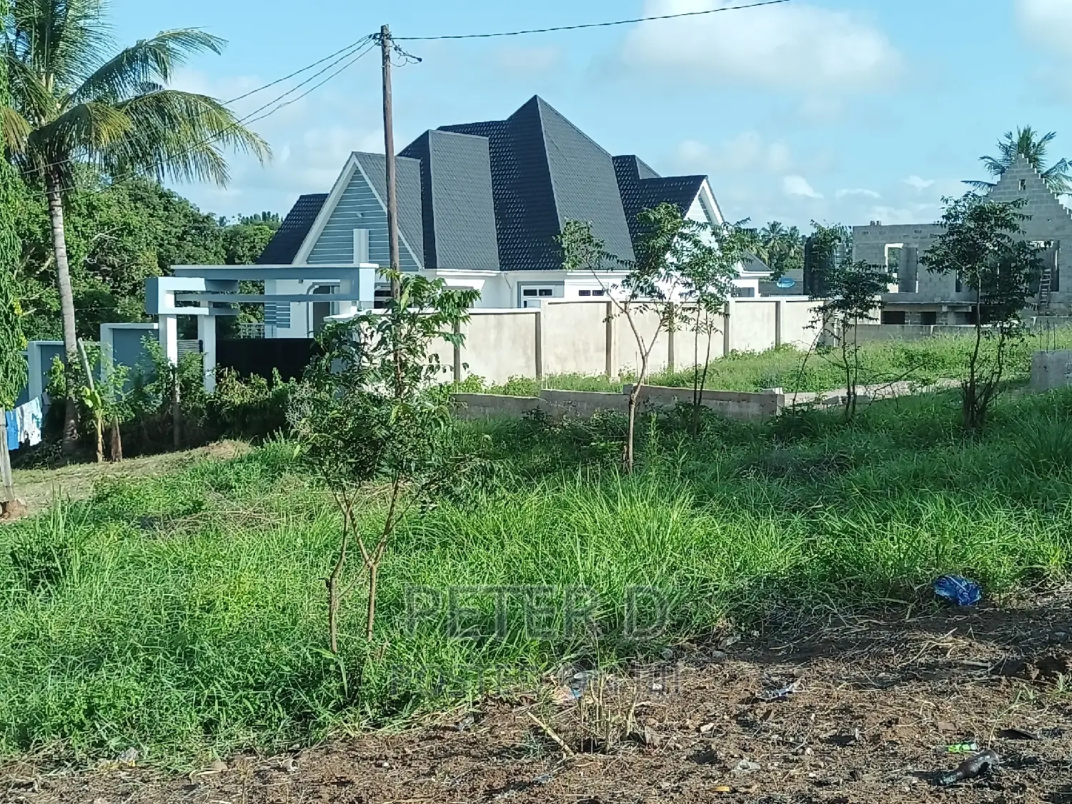 Kiwanja Karibu Na Barabara Kuu