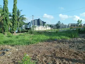 Kiwanja Karibu Na Barabara Kuu