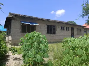 Kiwanja Kina Banda LA Vyumba 7 Kinauzwa Kilivya Kwa Komba