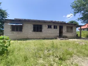 Kiwanja Kina Banda LA Vyumba 7 Kinauzwa Kilivya Kwa Komba