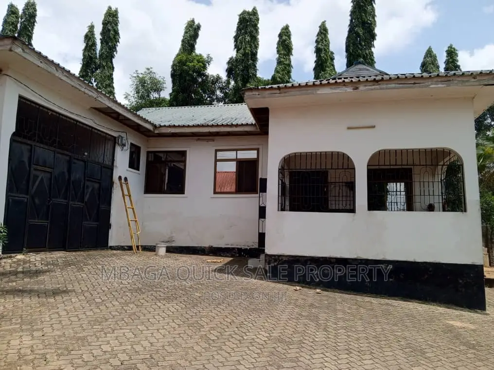 7bdrm Chalet in Mpiji Mapoe, Mbezi for sale