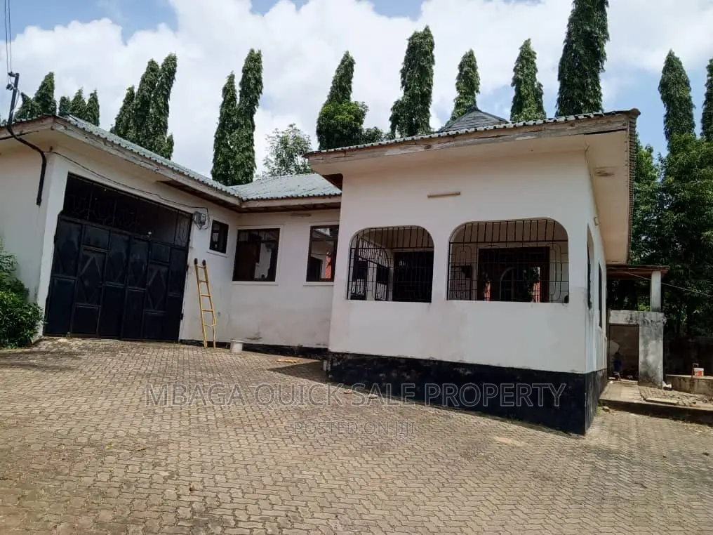 7bdrm Chalet in Mpiji Mapoe, Mbezi for sale