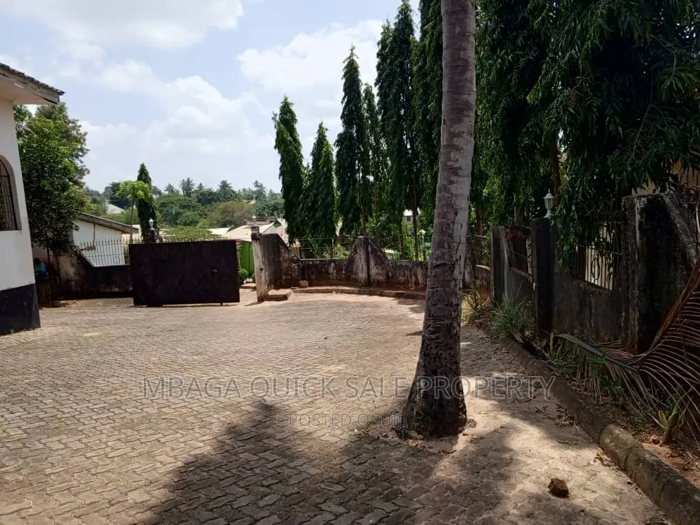 7bdrm Chalet in Mpiji Mapoe, Mbezi for sale