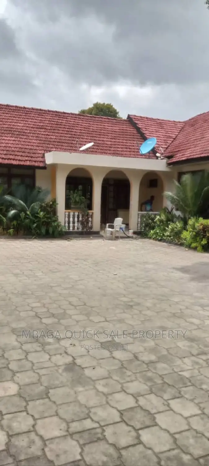 5bdrm House in Ada Estate for rent