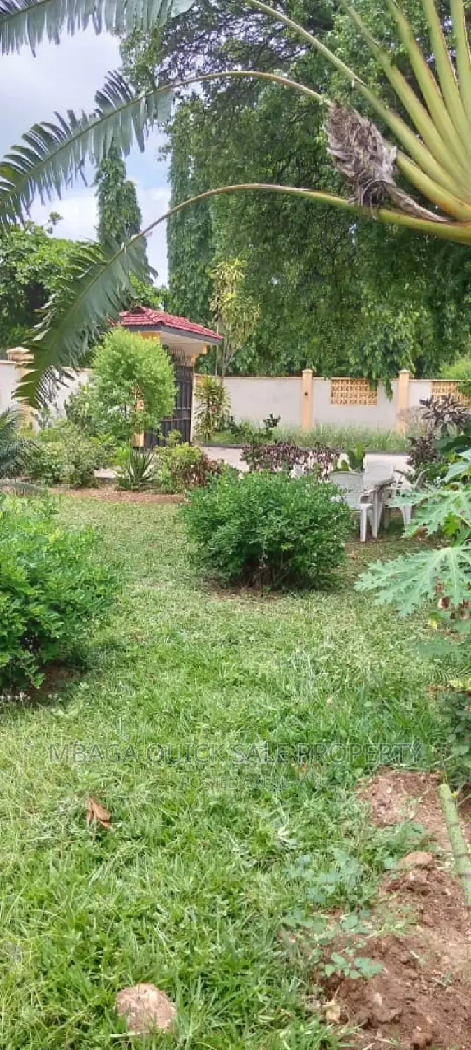 5bdrm House in Ada Estate for rent
