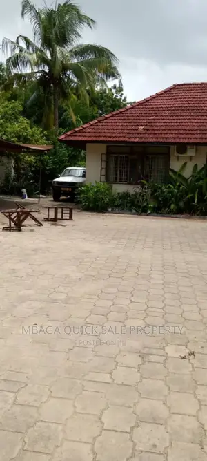 5bdrm House in Ada Estate for rent