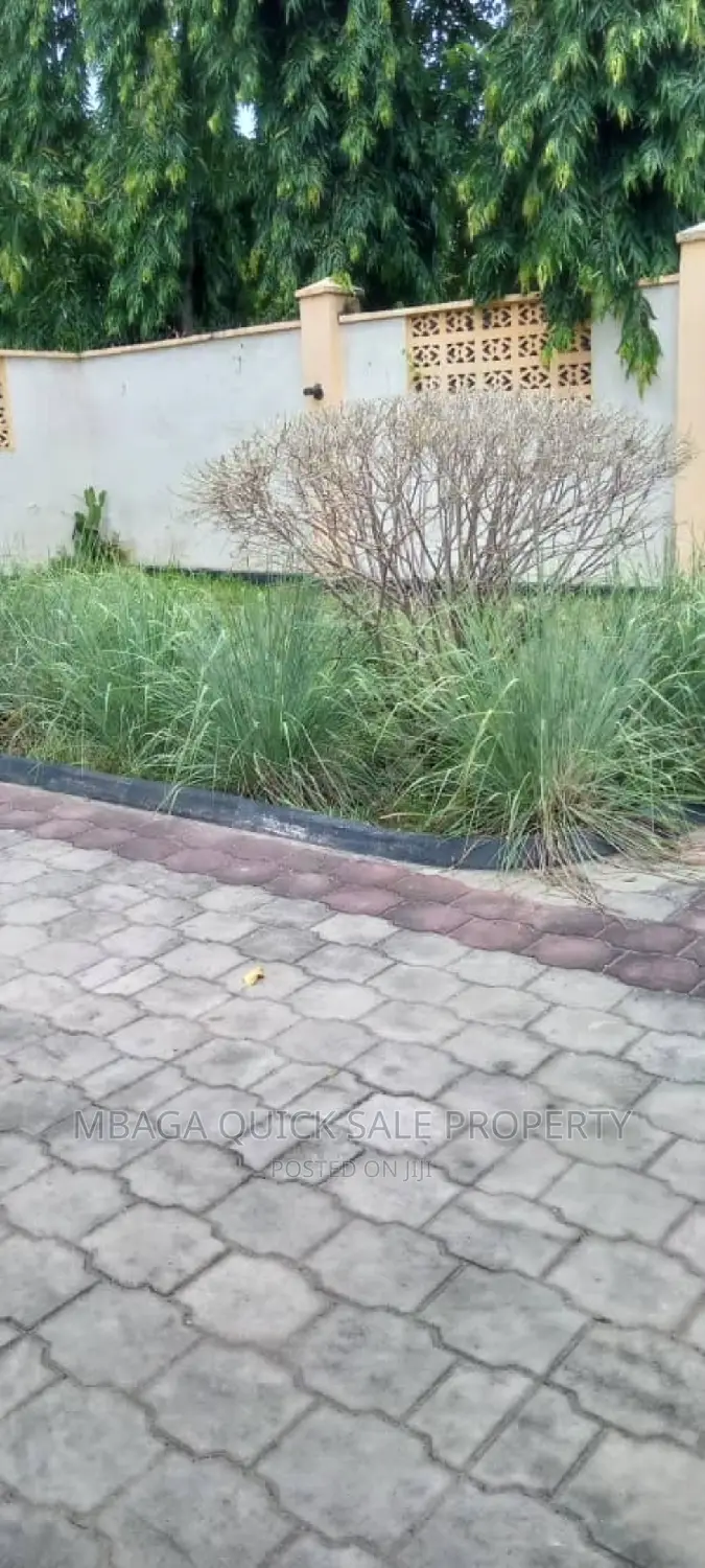 5bdrm House in Ada Estate for rent