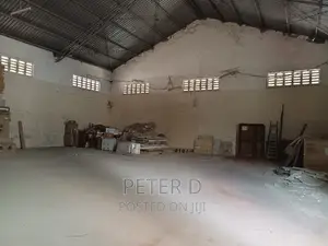 Godown Lenye Parking Kubwa