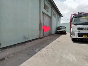 Godown Lenye Parking Kubwa