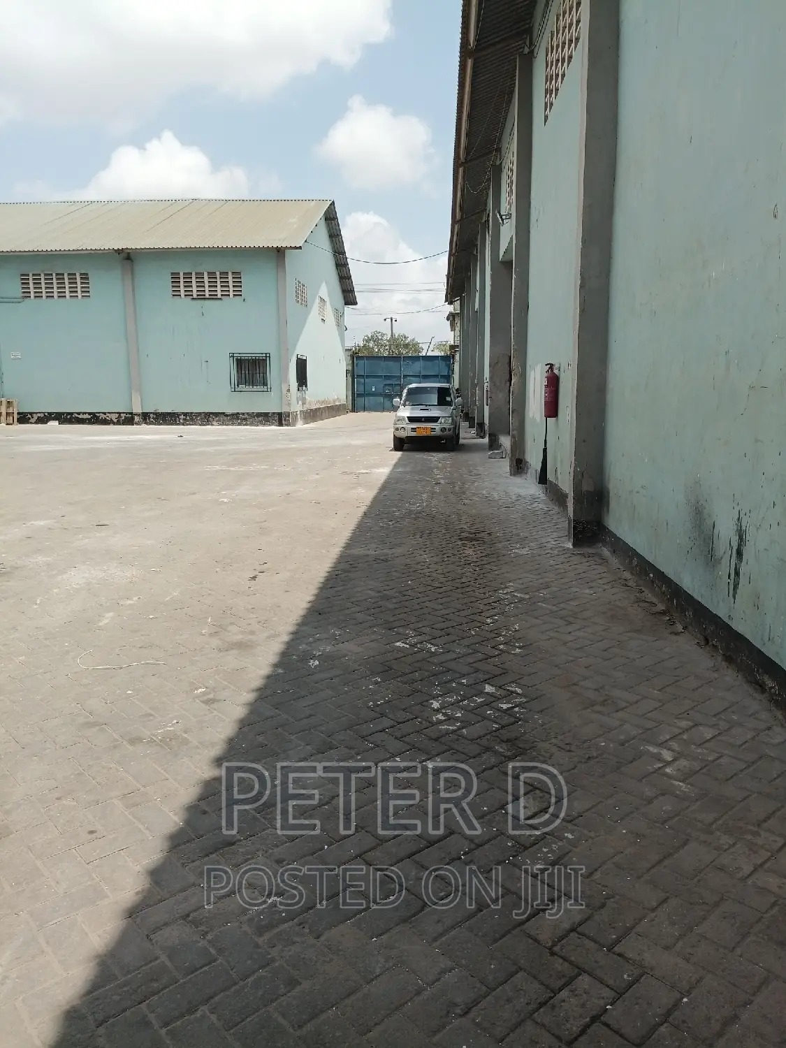 Godown Lenye Parking Kubwa