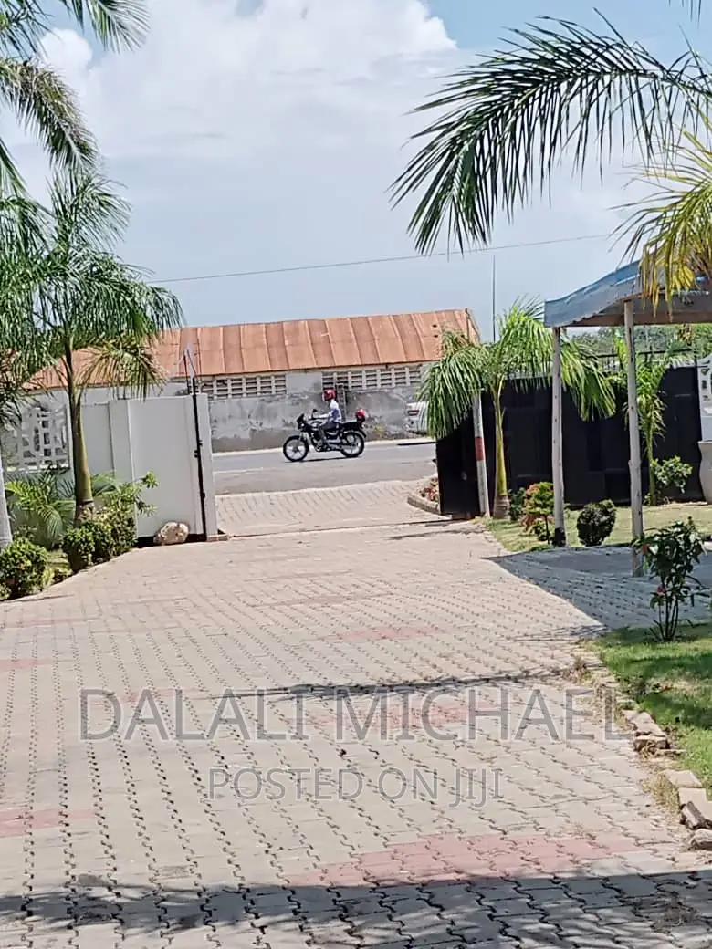 Furnished 6bdrm Bungalow in Baharibeach, Kunduchi for rent