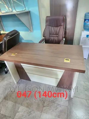 Meza Ya Ofisi Na Kiti Chake