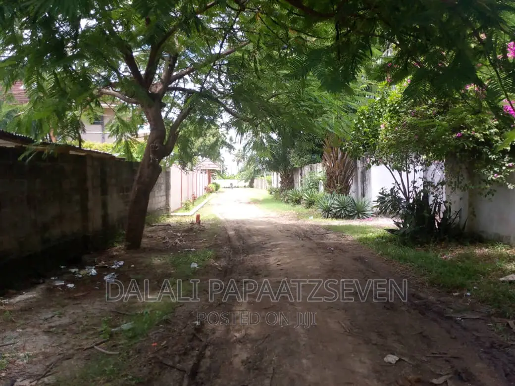 Eneo Lenye Ukubwa Wa SQMT 1800 Linauzwa Lipo Bahari Beach