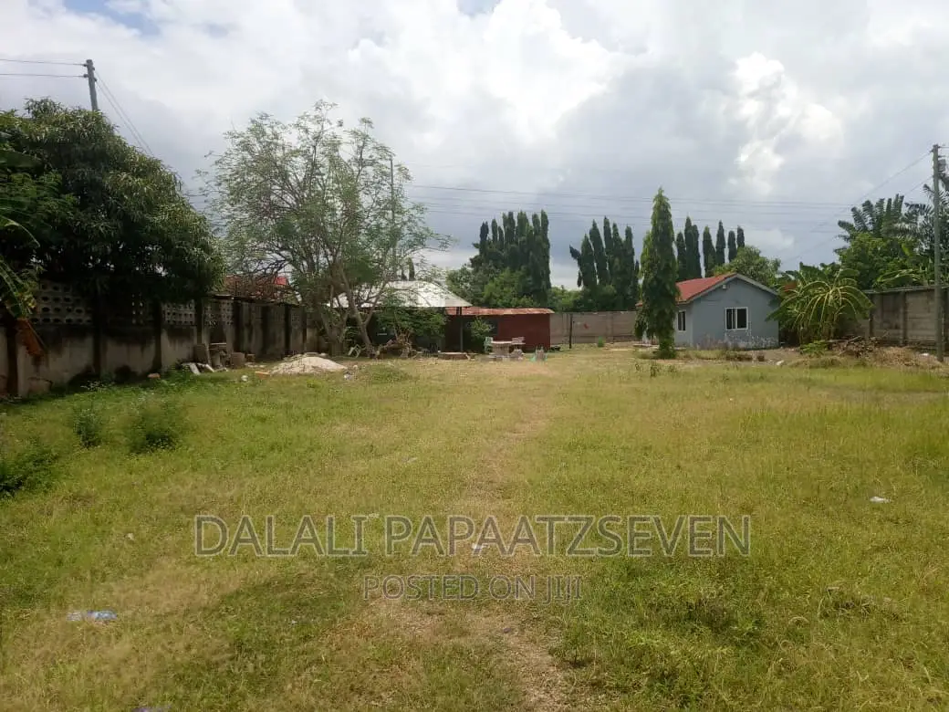 Eneo Lenye Ukubwa Wa SQMT 1800 Linauzwa Lipo Bahari Beach