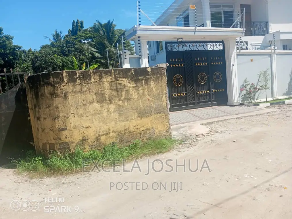 Kiwanja Kinauzwa Mikocheni B
