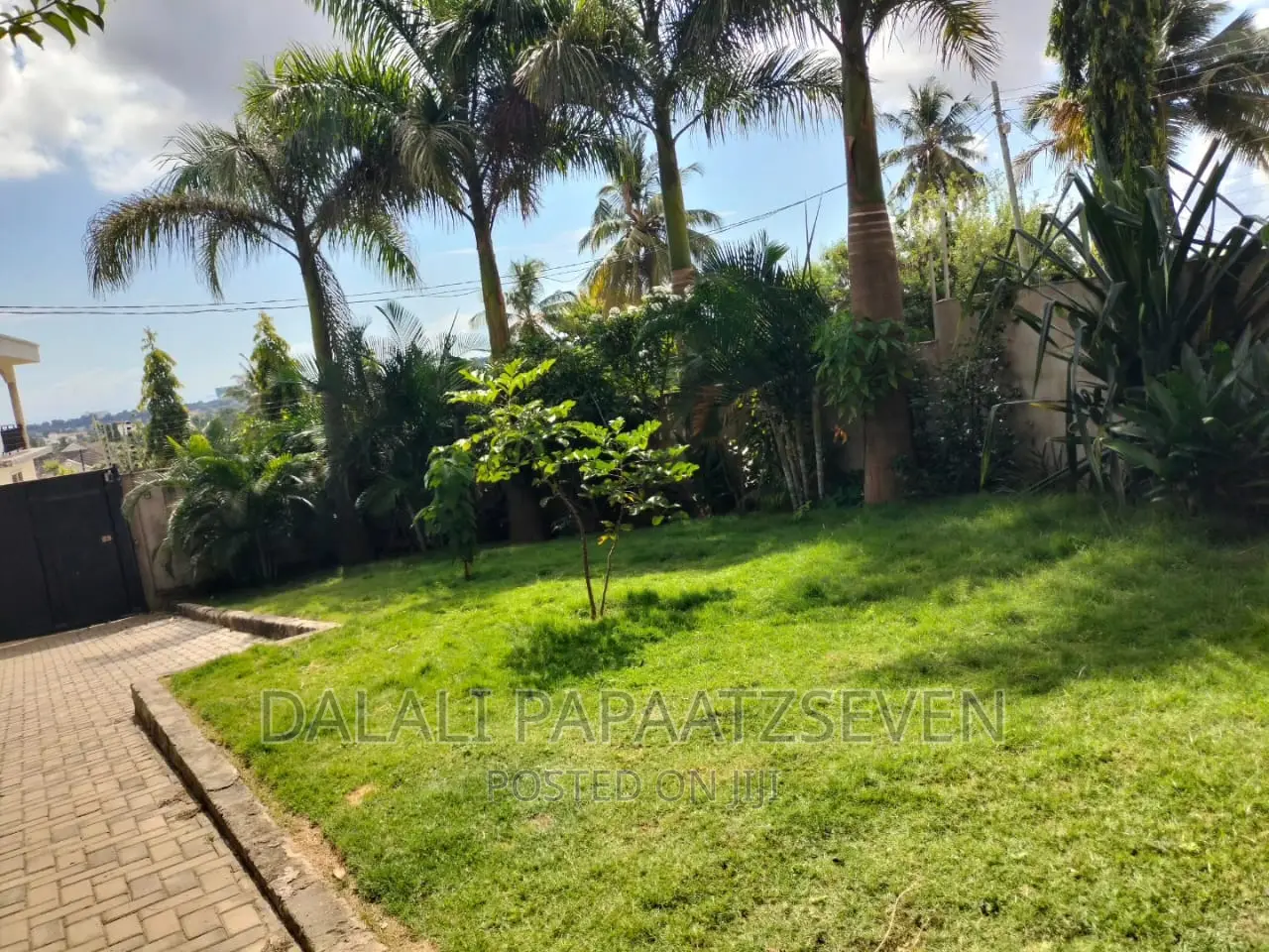5bdrm House in Dalalipapaatzseven, Kinondoni for sale