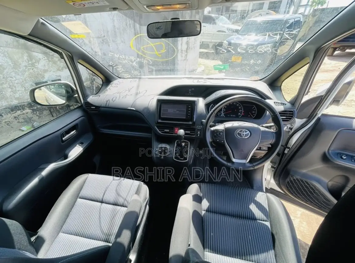 Toyota Noah 2.0 FWD (7 Seater) 2014 White