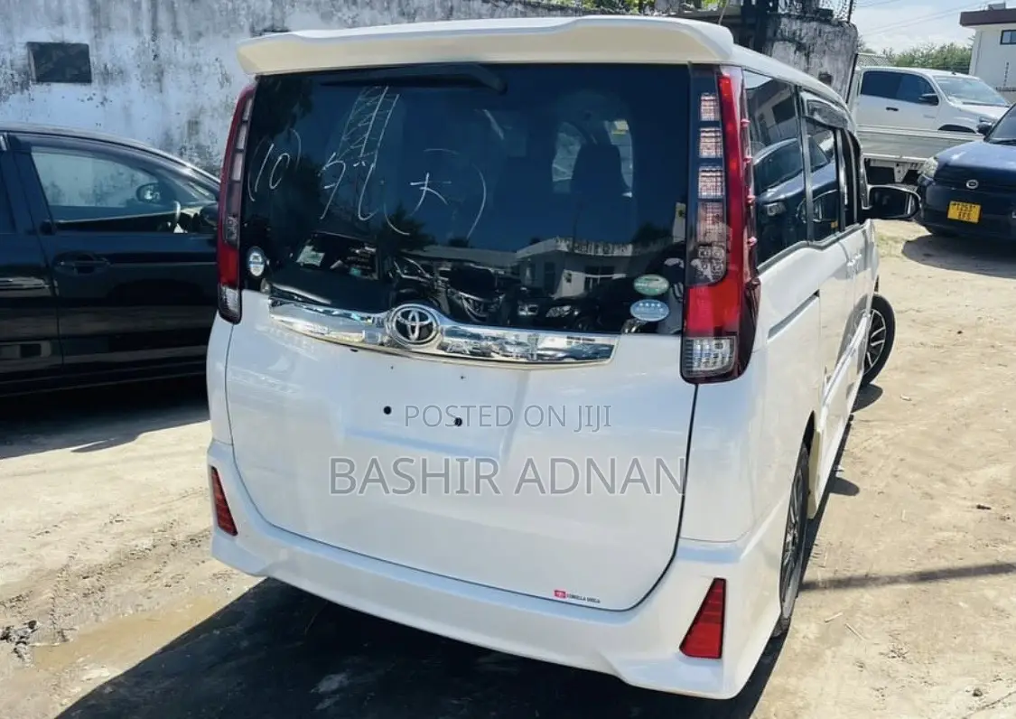 Toyota Noah 2.0 FWD (7 Seater) 2014 White