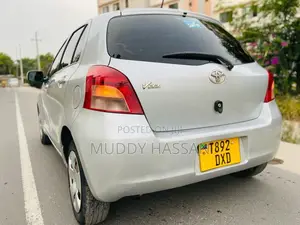 Toyota Vitz 2005 Silver