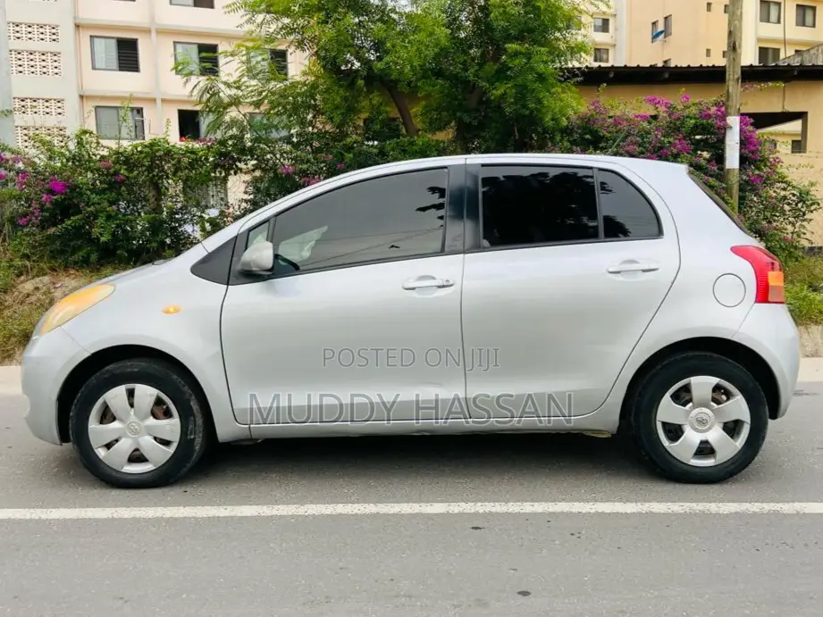 Toyota Vitz 2005 Silver