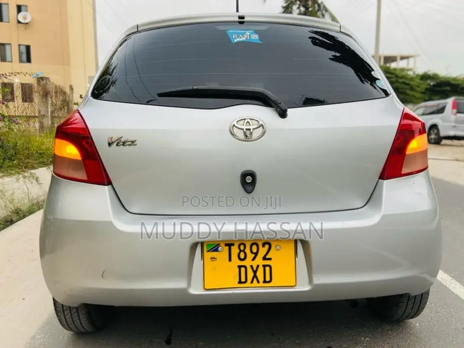 Toyota Vitz 2005 Silver