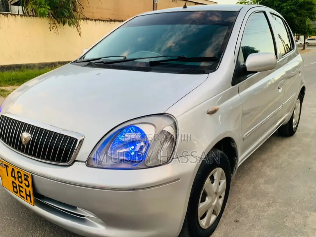 Toyota Vitz 2002 Silver