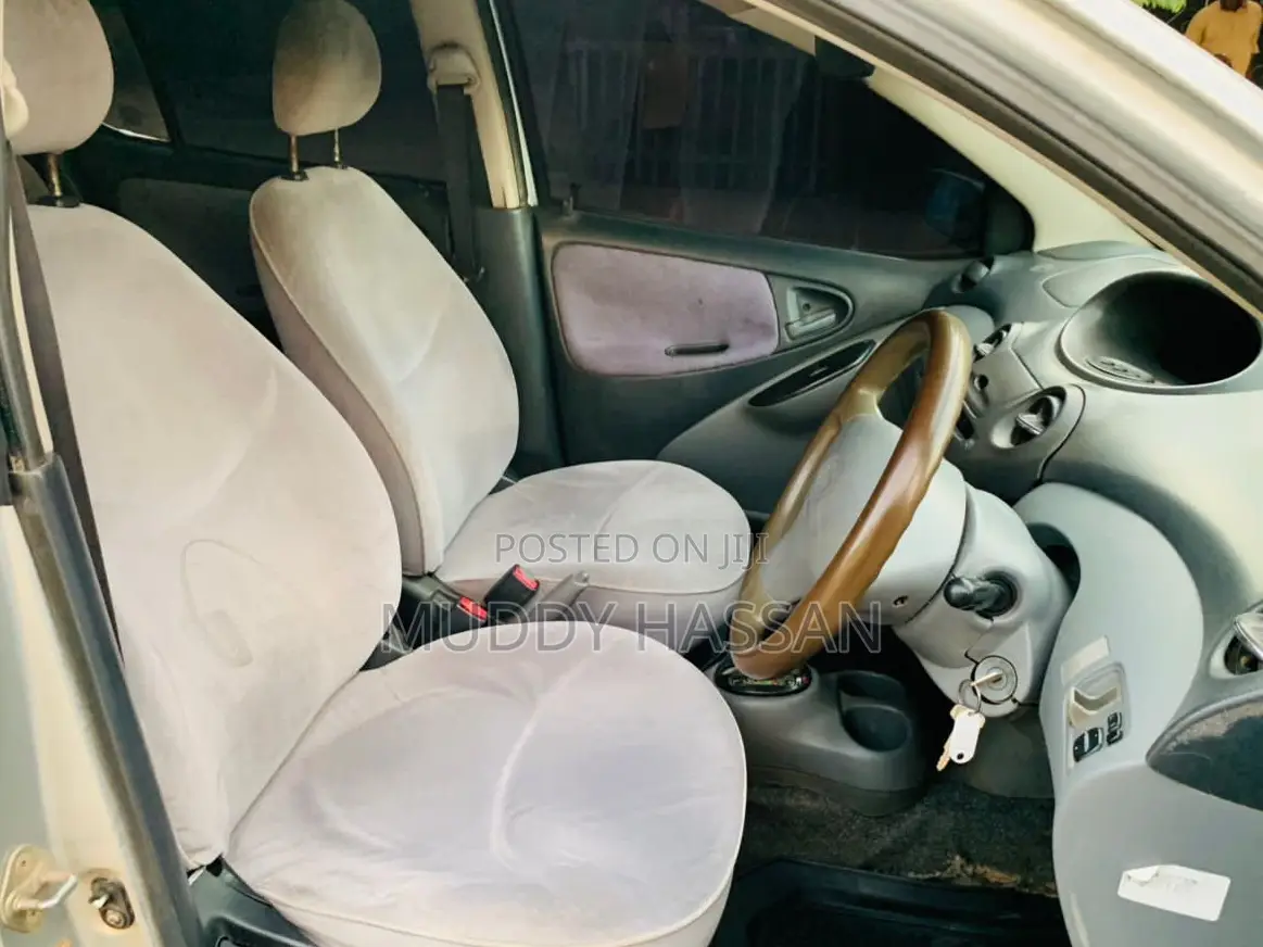 Toyota Vitz 2002 Silver