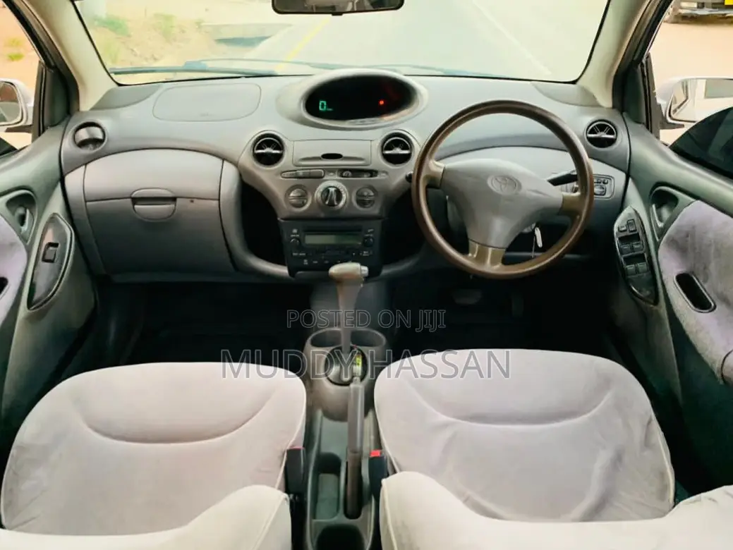 Toyota Vitz 2002 Silver
