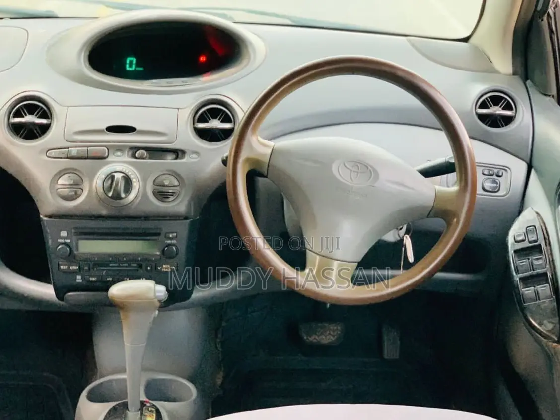 Toyota Vitz 2002 Silver
