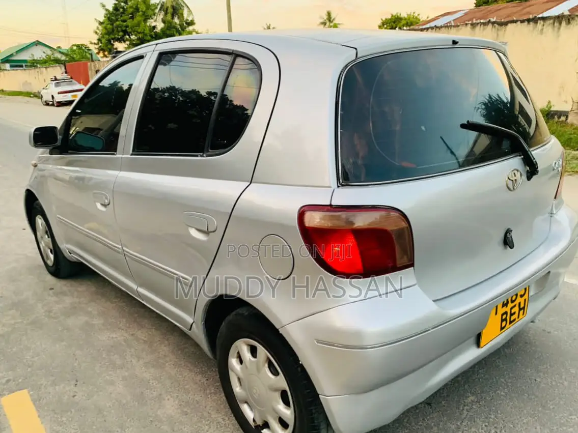 Toyota Vitz 2002 Silver