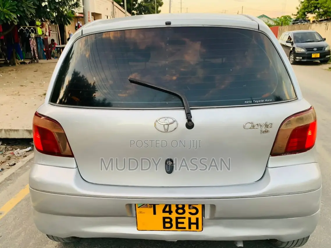 Toyota Vitz 2002 Silver