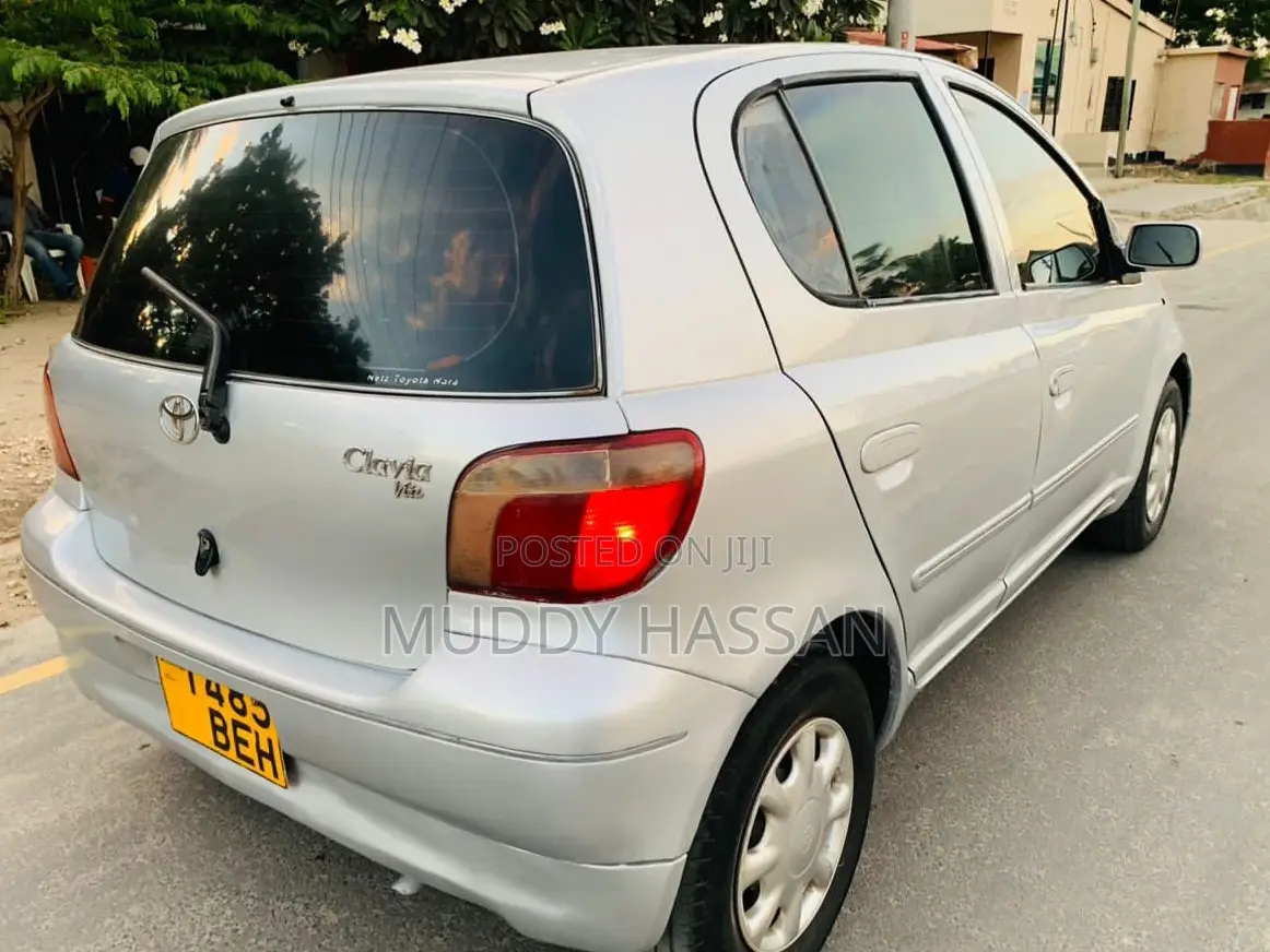 Toyota Vitz 2002 Silver