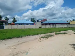 Eneo Lenye Ukubwa Wa SQMT 1000 Linauzwa Lipo Bunju ( B )