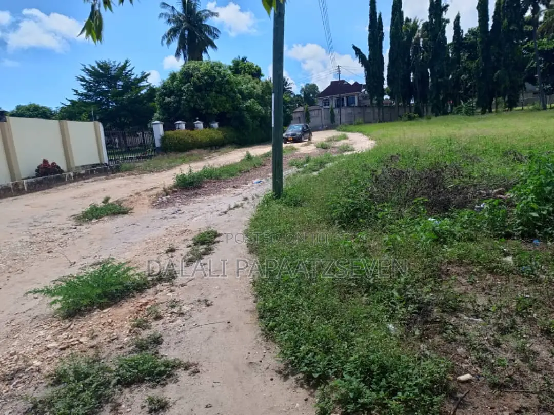 Eneo Lenye Ukubwa Wa SQMT 1000 Linauzwa Lipo Bunju ( B )