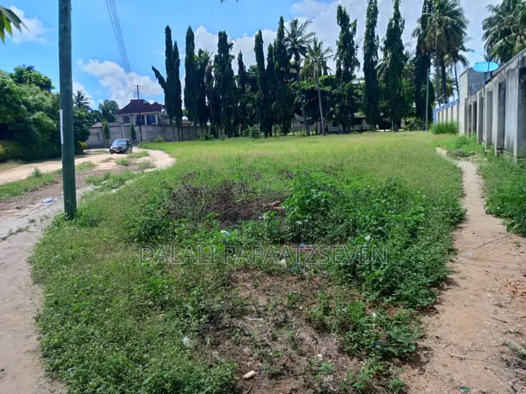 Eneo Lenye Ukubwa Wa SQMT 1000 Linauzwa Lipo Bunju ( B )