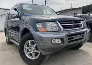 Mitsubishi Pajero 2000 Green